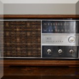 E01. Vintage RCA Victor AM/FM radio. Model RGC42S.